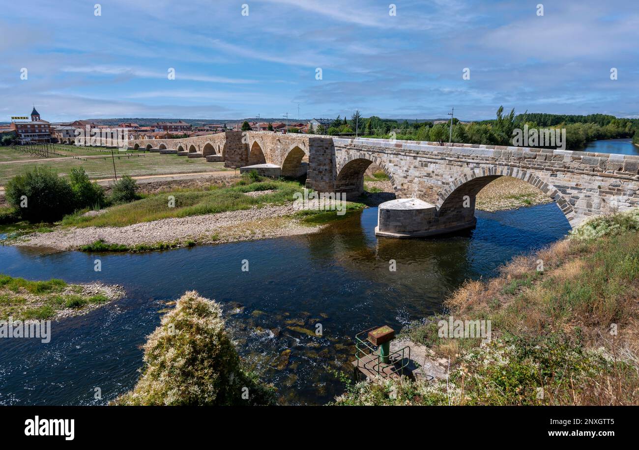 Puente del Paso Honroso Fluss im Hospital de Orbigo auf dem Jakobsweg, Spanien Stockfoto