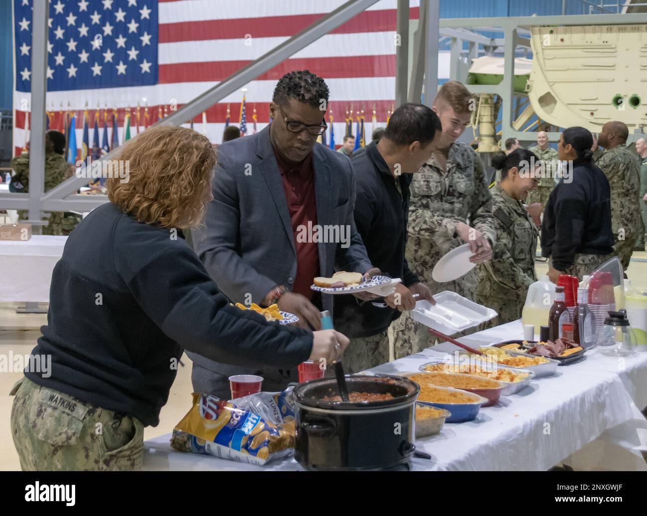 230217-N-MR862-306 TINKER AFB, OKLAV. (17. Februar 2023) Gastredner Marlin T. James, stellvertretender Vizepräsident der Langston University, nimmt an einem Pfiff im Strategic Communications Wing (SCW) 1 „TACAMO“ Black History Month Observation Event Teil, das im Center for Naval Aviation Technical Training (CNATT), Detachment Tinker, Hi Bay, 17. Februar 2023 stattfindet. SCW-1 ist ein Mieterkommando am Luftwaffenstützpunkt Tinker, der die nationale Sicherheit durch Abschreckung gegen gegensätzliche nukleare Ambitionen sicherstellt. Stockfoto