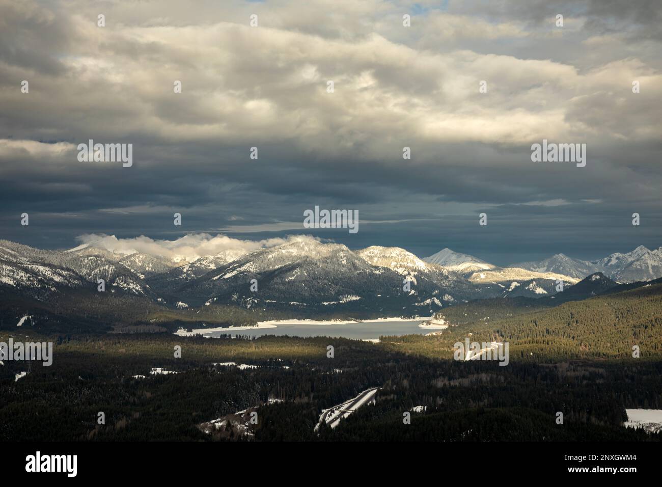 WA23171-00...WASHINGTON - Keechelus Lake und Interstate 90 östlich des Snoqualmie Pass an einem bewölkten Tag mit Blick vom Amabilis Mountain Skilanglauf Stockfoto