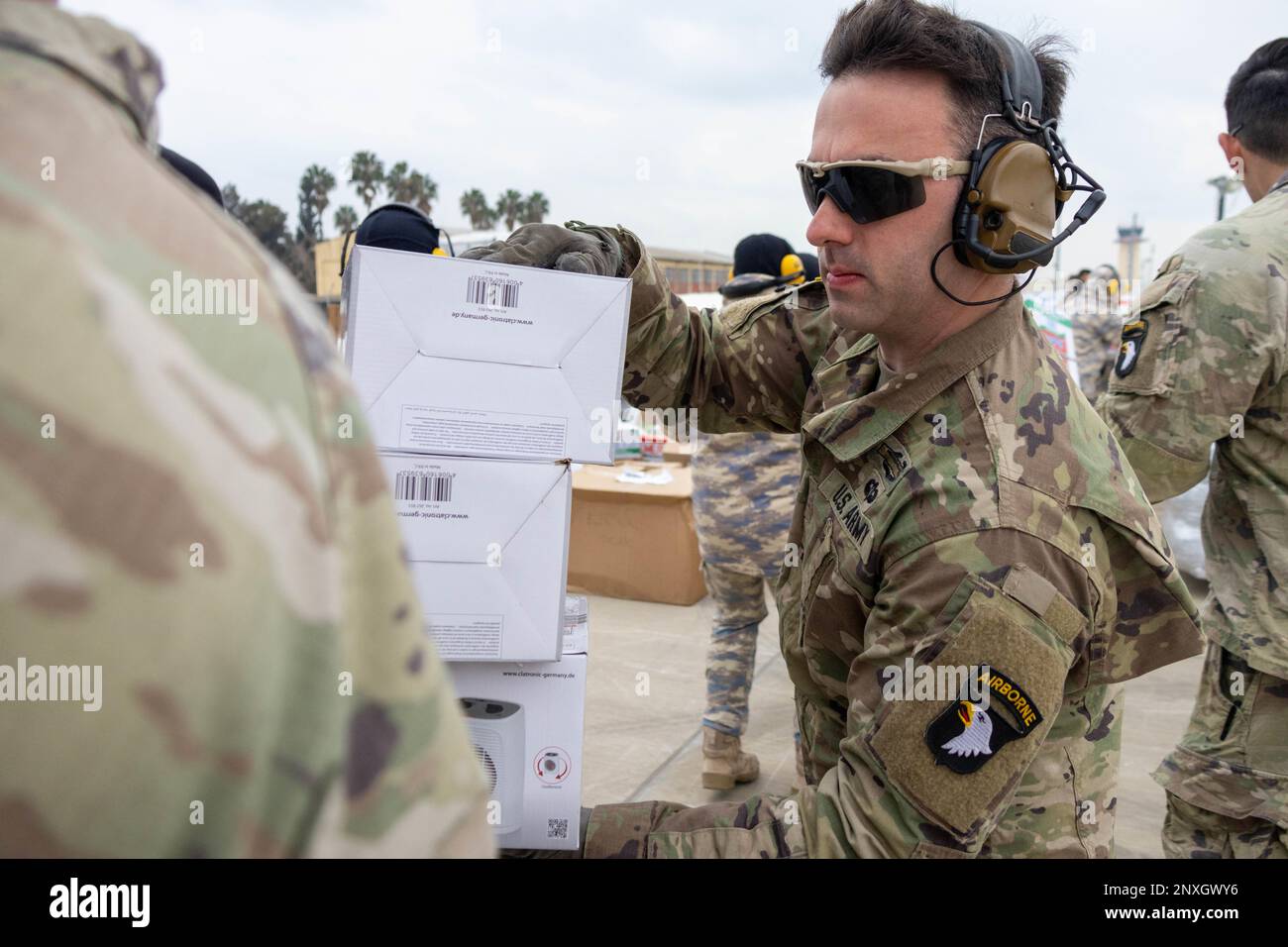 USA Soldat der Armee, 1. Bataillon, 502. Infanterie-Regiment, 2. Brigaden-Kampfteam, 101. Luftwaffe, lädt Hilfsgüter auf einen CH-47F Chinook in Incirlik Air Base, Türkiye, 20. Februar 2023. Die 101. Airborne Division unterstützt die dynamische Tragfähigkeit des 1AD CAB zur direkten Unterstützung der Hilfsmaßnahmen der USAID und der Türkei für die von den Erdbeben in Türkiye betroffenen Personen. Die 101. Airborne Division ist eine von mehreren US-Militäreinheiten, die Task Force 61/2 (TF 61/2) unterstützen und unter US-amerikanischer Führung tätig sind Sechste Flotte, USA Naval Forces Europe (NAVEUR) und USA Europäische Kommandozentrale als Teil o Stockfoto