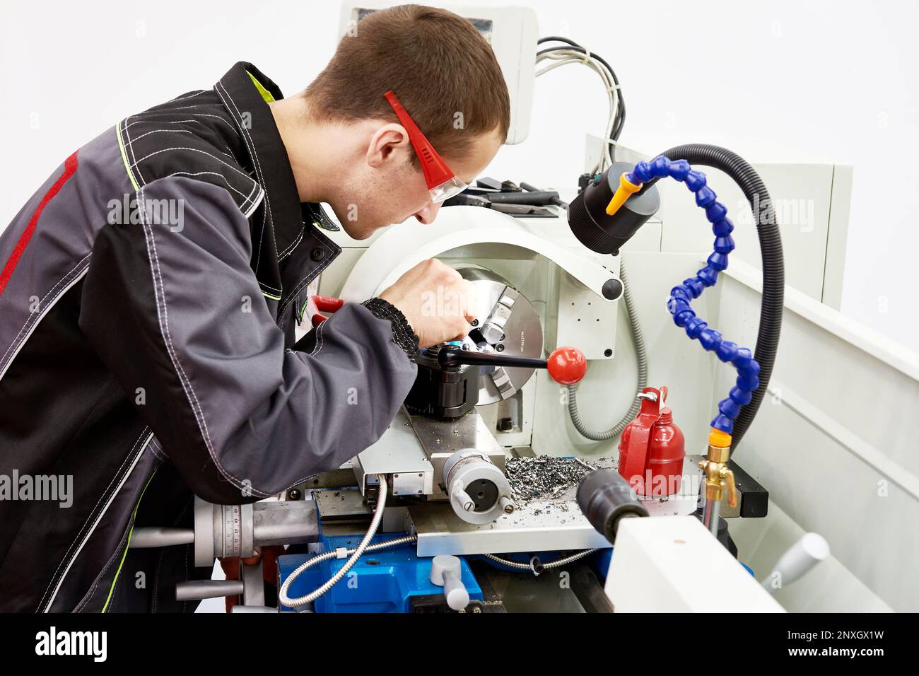 Arbeiter bearbeitet Metall an der Drehmaschine Stockfoto