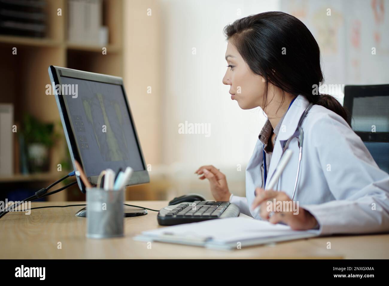 Arzt untersucht Thoraxröntgen auf dem Computerbildschirm Stockfoto