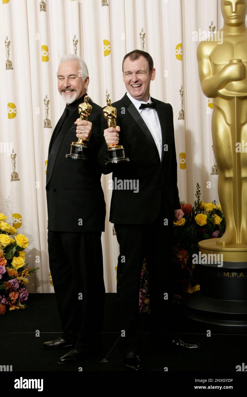 Make-up-Künstler Rick Baker (L) und Dave Elsey, Gewinner des Preises für das beste Make-up für „The Wolfman“, posieren im Pressesaal während der jährlichen Academy Awards 83. im Kodak Theatre am 27. Februar 2011 in Hollywood, Kalifornien. Foto: Francis Specker Stockfoto