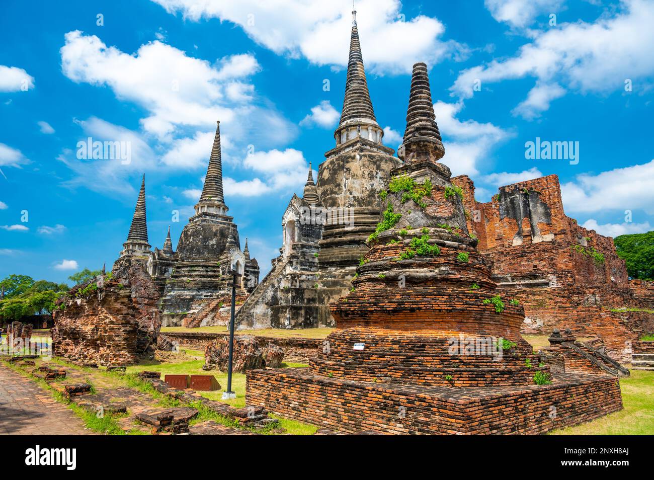 Ruinen der antiken Stadt und Tempel Ayutthaya, Thailand. Das alte Königreich von Siam. Sommertag mit blauem Himmel. Berühmtes Touristenziel, spiritueller Ort in der Nähe Stockfoto