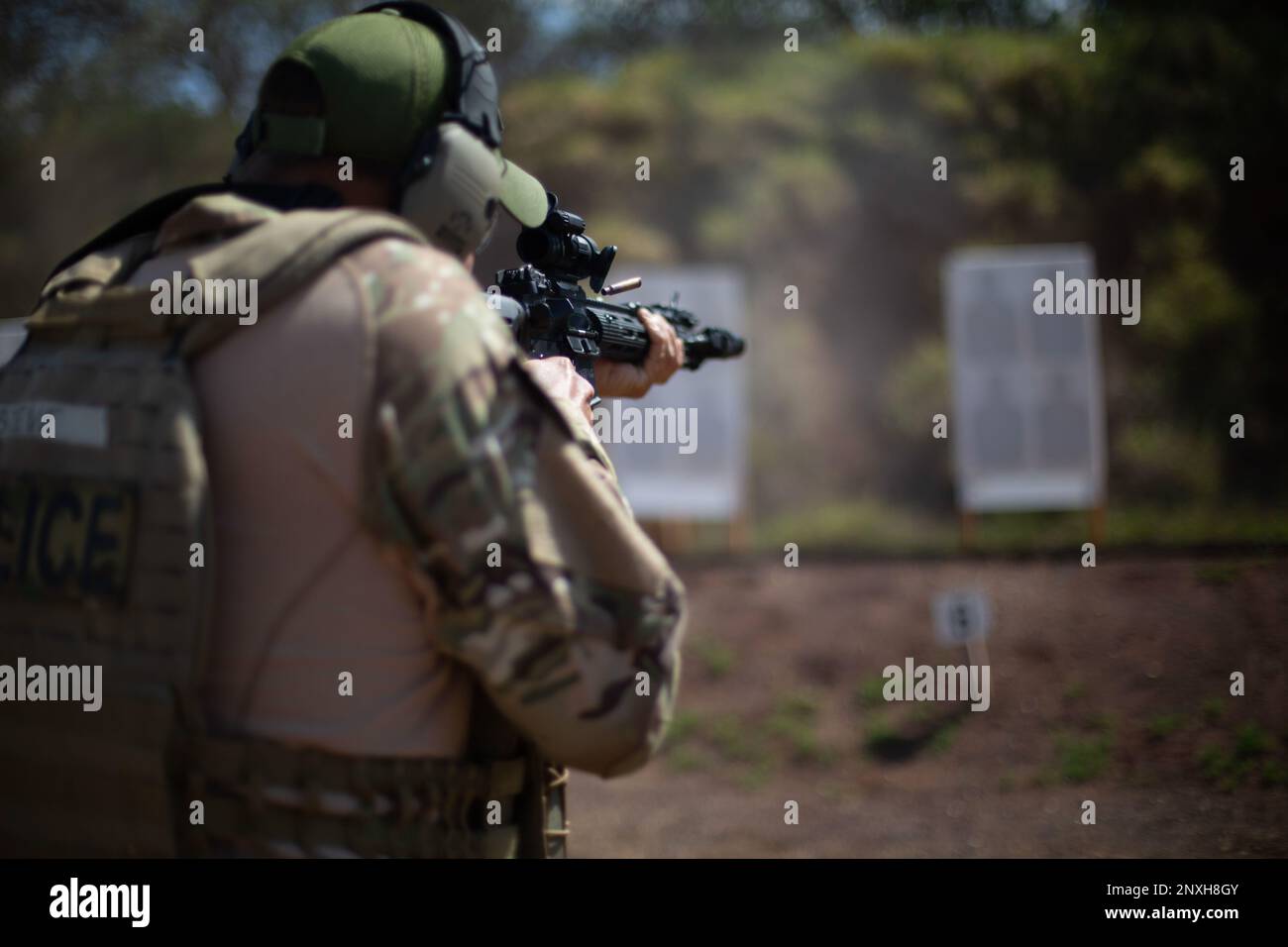 Ein Offizier des Polizeireviers Honolulu feuert einen M4-cm-Karabiner ab, während er an der Pu'ULOA Range Training Facility, Marine Corps Base Hawaii, 2. Februar 2023, eine Schulung zur Nachhaltigkeit durchführt. Die Schulung konzentrierte sich auf den Einsatz von Patrouillentaktiken in Szenarien, die reale Situationen simulieren. Stockfoto