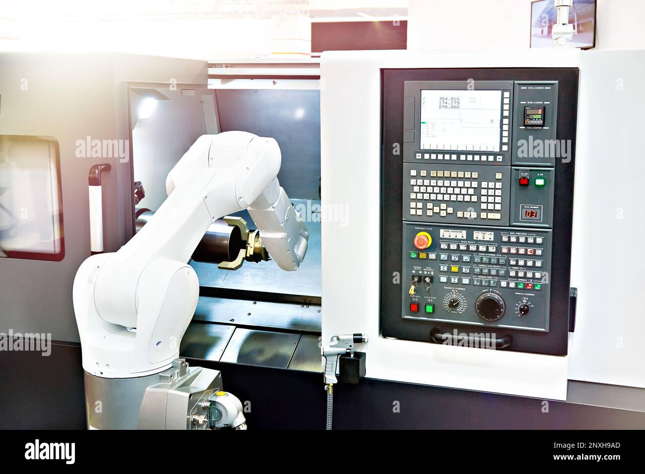 Standardmäßiger universeller Industrieroboter mit Teil Stockfoto