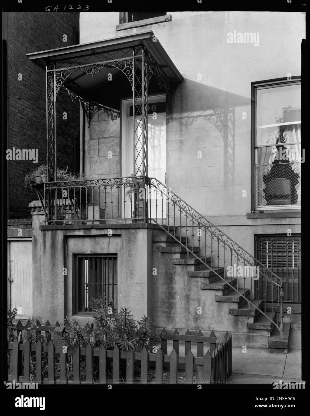 106 Harris Street, West, Savannah, Chatham County, Georgia. Carnegie Survey of the Architecture of the South (Carnegie-Umfrage zur Architektur des Südens). Vereinigte Staaten, Georgia, Chatham County, Savannah, Eisenarbeiten, Veranden, Häuser, Treppen. Stockfoto