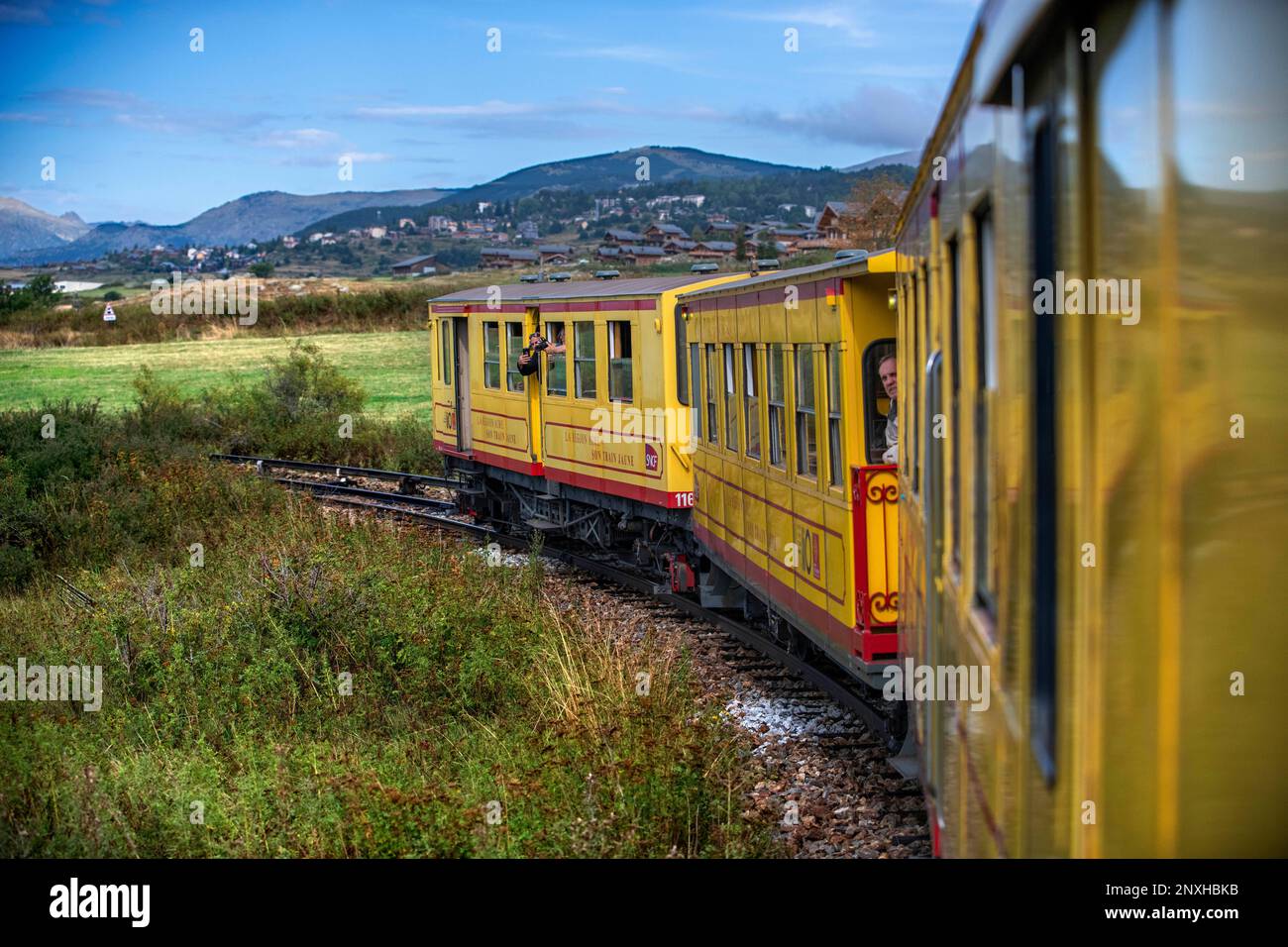 Fahrt mit dem Gelben Zug oder Zug Jaune, Pyrénées-Orientales, Languedoc-Roussillon, Frankreich. Die Ligne de Cerdagne, üblicherweise als Le P bezeichnet Stockfoto