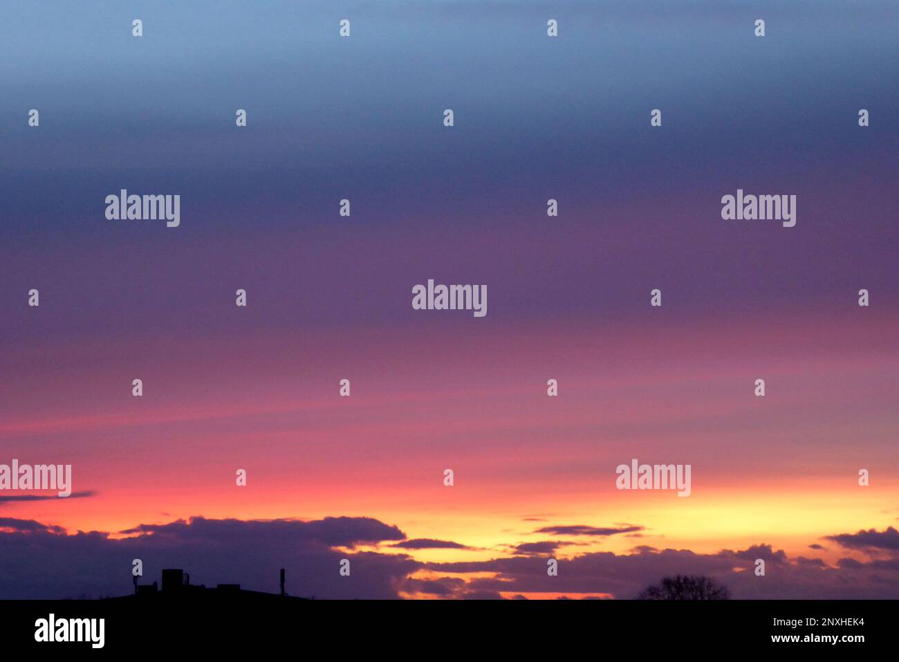 Sonnenaufgang / Morgenhimmel / Sonnenaufgang / rot / roetlich / Himmel / Wolken / Wolkenformation / Stockfoto