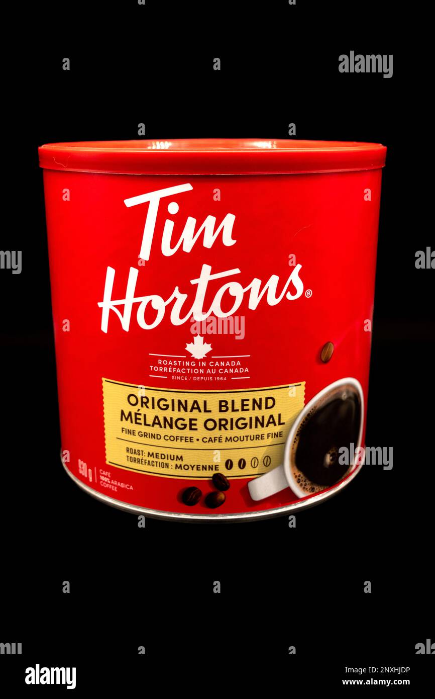 New Liskeard, Ontario, Kanada -01. März 2023 : Eine Dose von Tim Hortons Original-Kaffeespezialitäten auf schwarzem Hintergrund. Stockfoto