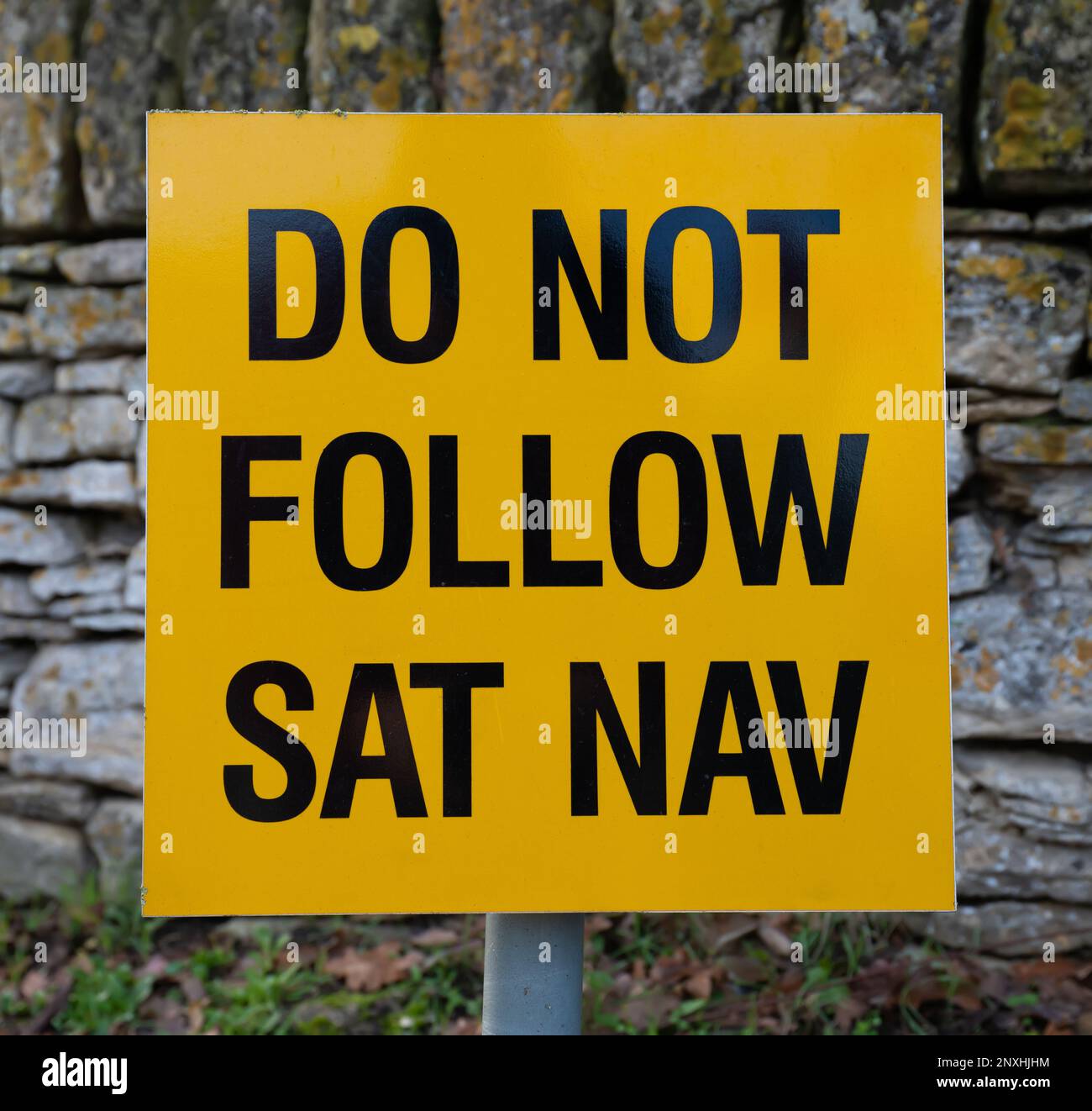 Folgen Sie nicht dem Warnschild „Satellitennavigation“ Stockfoto