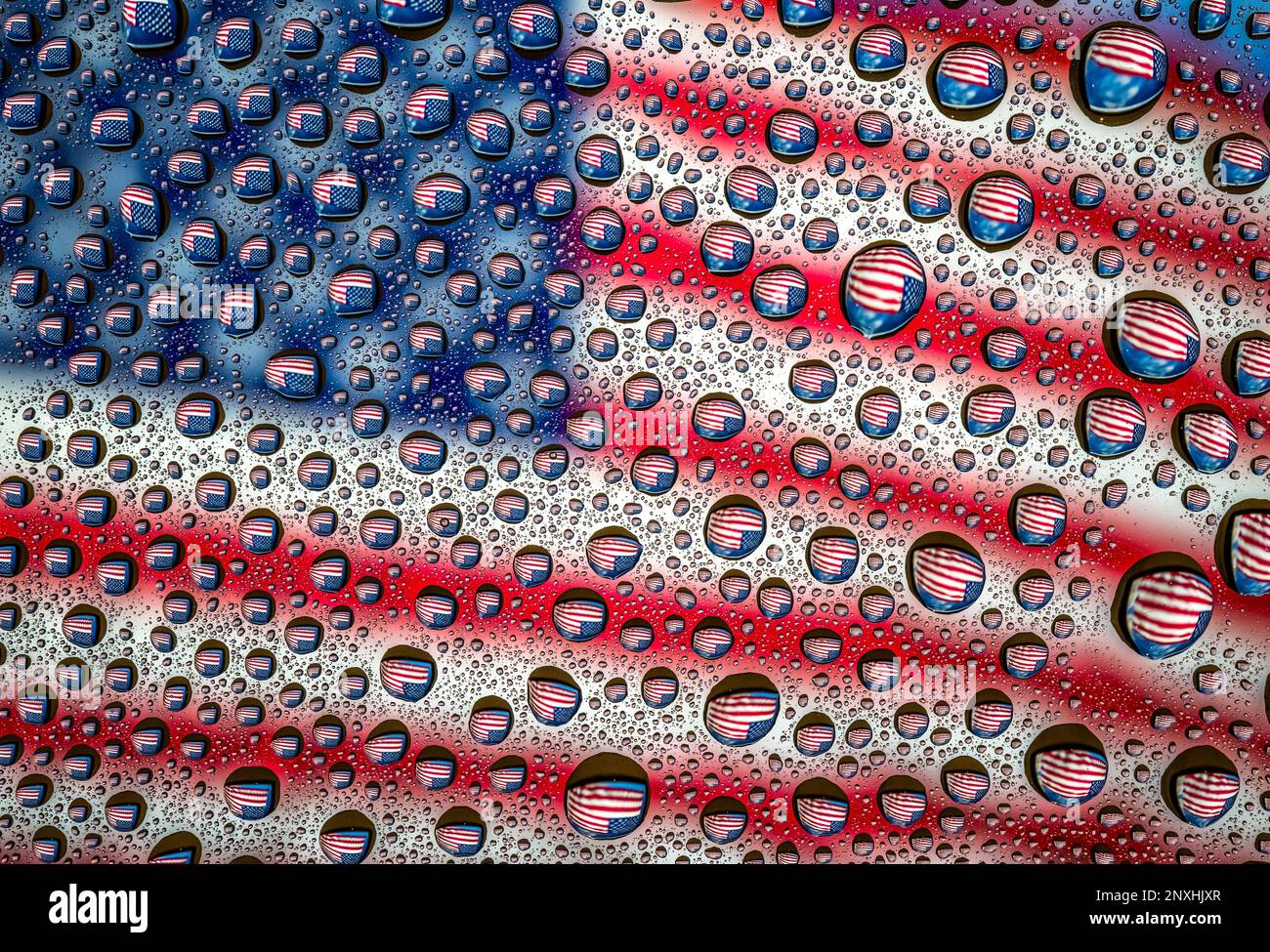 Das Wasser tropft über dem farbenfrohen Hintergrund der America Flag Stockfoto
