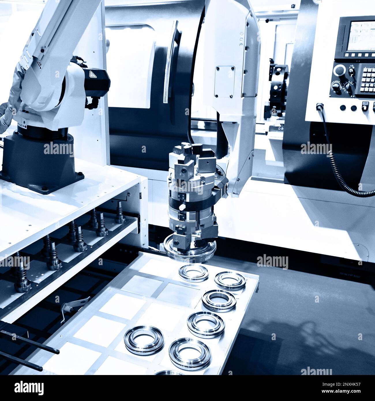 Roboterarm und cnc-Drehmaschine Stockfoto