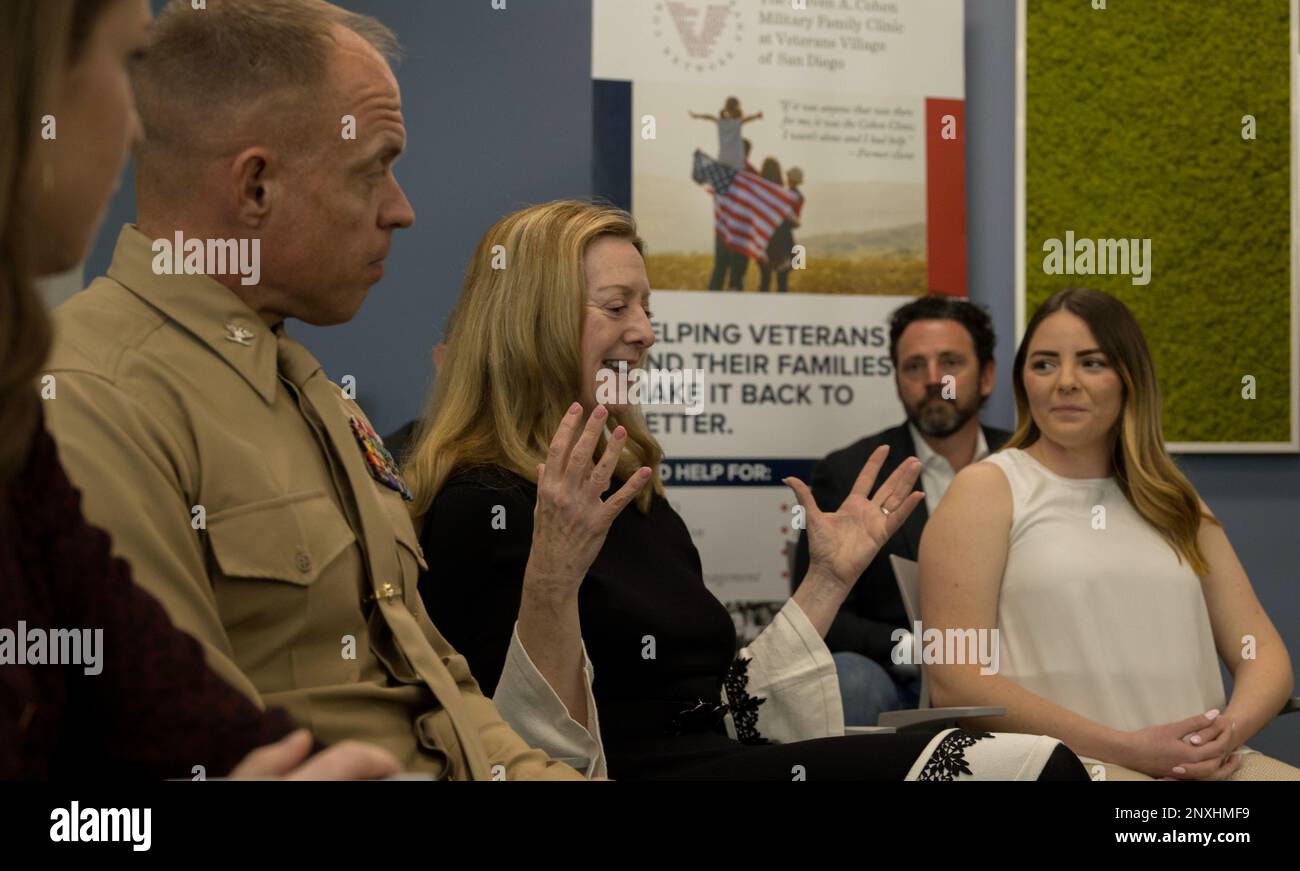 Shari Finney, Center, Regionaldirektorin der Steven A. Cohen Military Family Clinic (SACMFC), Veterans Village of San Diego (VVSD), spricht bei einem Besuch der First Lady der Vereinigten Staaten von Amerika über die Bedeutung der Hilfeleistung bei der Behandlung psychischer Probleme. Dr. Jill Biden bei der SACMFC in Oceanside, Kalifornien, 4. Februar 2023. Biden besuchte San Diego im Rahmen der gemeinsamen Initiative, die sich auf die Unterstützung von Veteranenfamilien, Pflegekräften und Überlebenden konzentriert. Steven A. Cohen Military Family Clinic am VVSD bietet kostenlose psychische Gesundheitsdienste und Kinderbetreuung und hat Fami geholfen Stockfoto