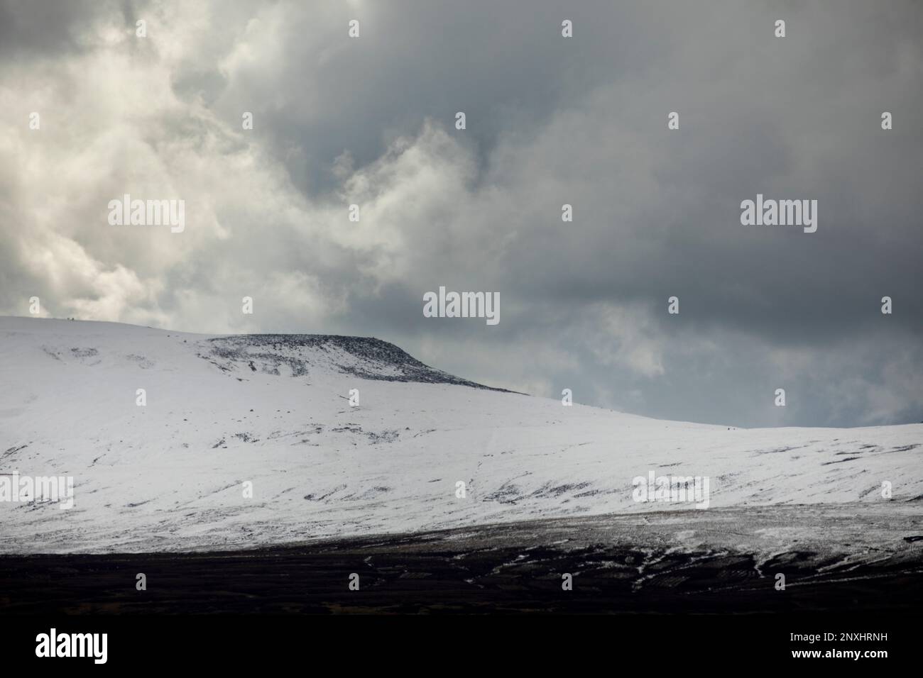 Schneebedeckte Kreuze fielen im Winter mit stürmischem Himmel in der Nähe von Alston, Cumbria, North Pennines Stockfoto