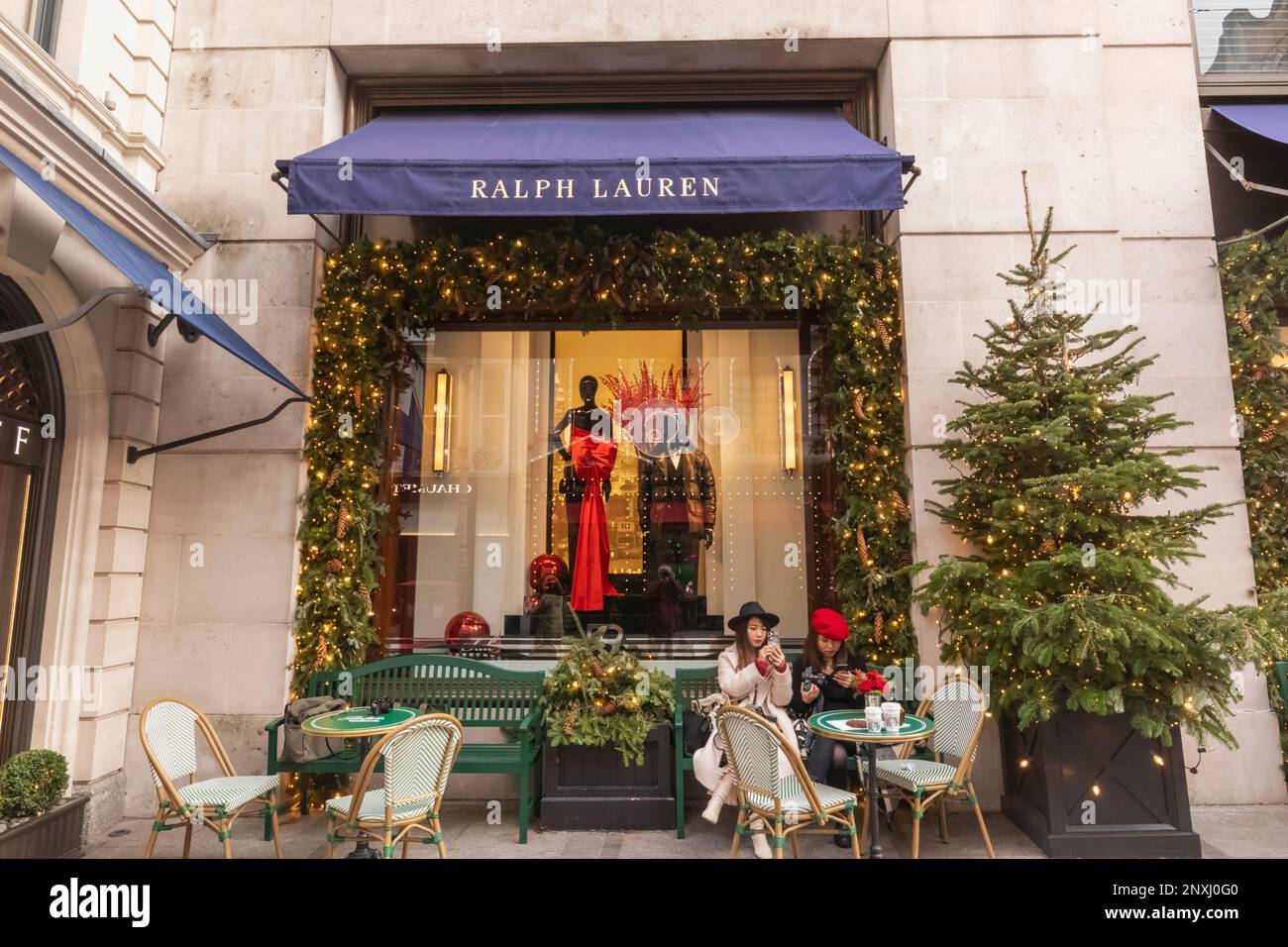 England, London, Piccadilly, New Bond Street, Außenansicht des Ralph Lauren Store mit Weihnachtsdekorationen Stockfoto