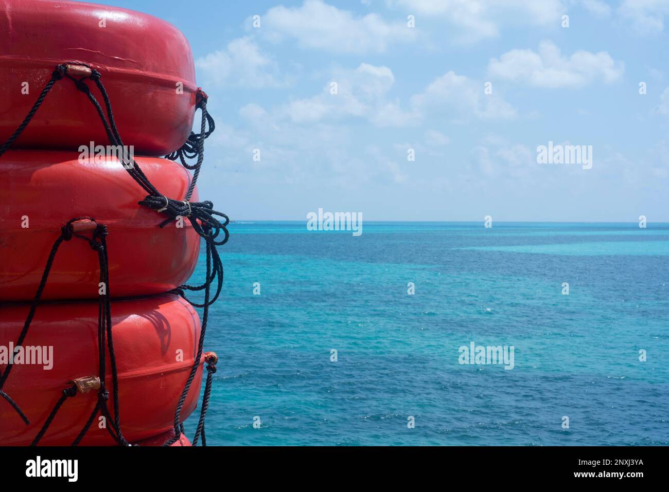 Sicherheit auf See für Passagiere mit Rettungsflößen auf Fähren, die in der karibik Mexikos segeln Stockfoto