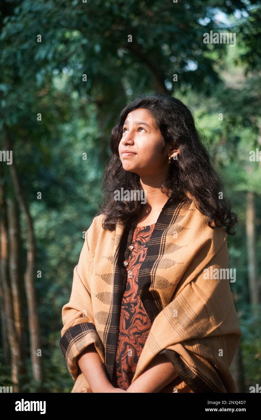 Foto von Bangladescher Frau und Mädchen in einem Teegarten in Sylhet, Bangladesch. Stockfoto