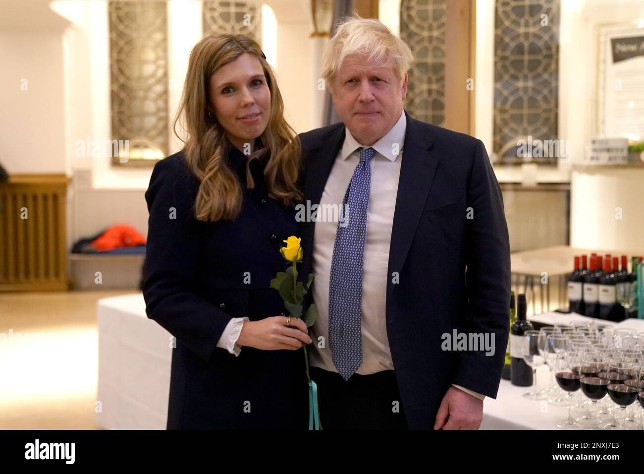 Ehemaliger Premierminister Boris Johnson mit seiner Frau Carrie Johnson in Westminster, London, für die Einleitung einer Kampagne zur Verhinderung der Freilassung von Robert Brown. Bilddatum: Mittwoch, 1. März 2023. Stockfoto