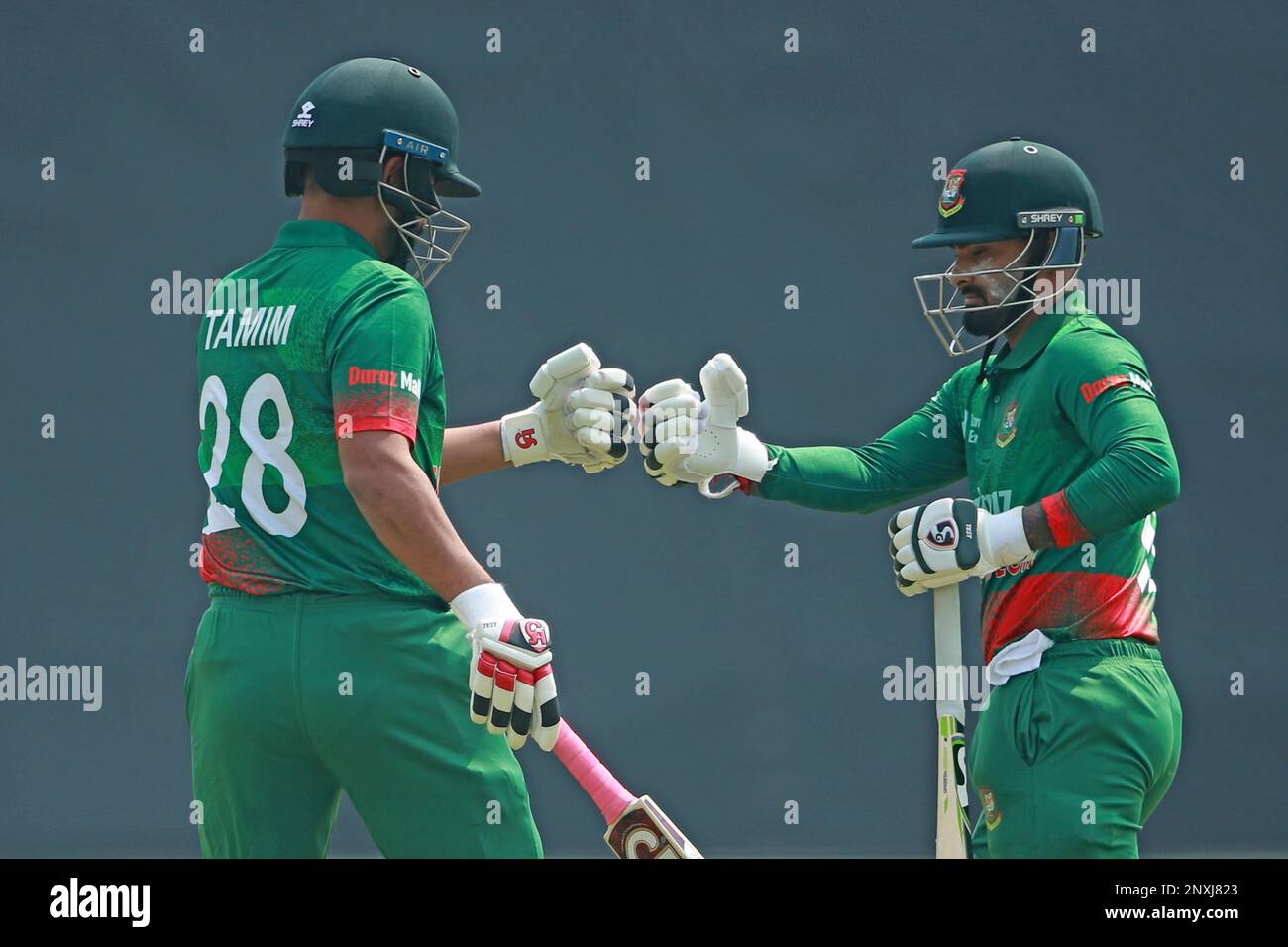 Tamim Iqbal Khan und Liton das während des 1. Internationalen Spiels Bangladesch-England im Sher-e-Bangla National Cricket Stadium in Mirpur, Dhak Stockfoto