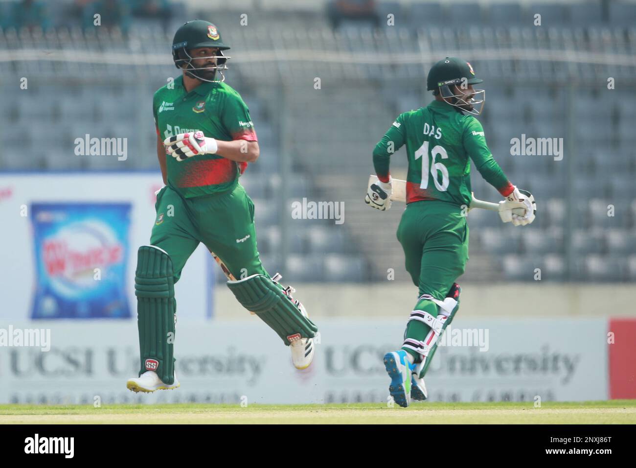 Tamim Iqbal Khan und Liton das während des 1. Internationalen Spiels Bangladesch-England im Sher-e-Bangla National Cricket Stadium in Mirpur, Dhak Stockfoto