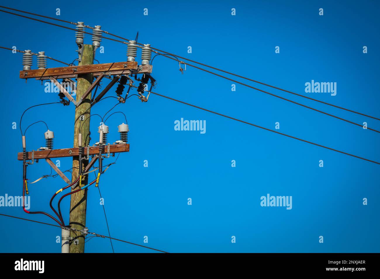 Bei der Stromübertragung handelt es sich um eine unterwartete kritische Infrastruktur. Stockfoto