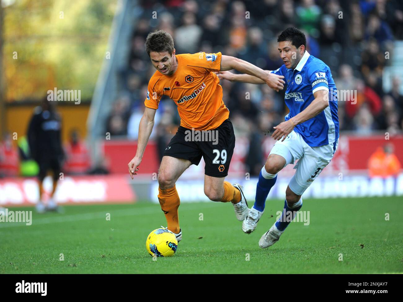 Kevin Doyle von Wolves und Antolin Alcaraz von Wigan. Barclays Premier League - Wolverhampton Wanderers gegen Wigan Athletic 06/11/2011 Stockfoto