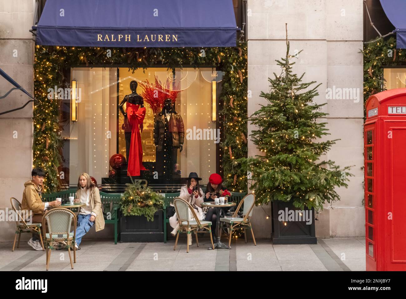 England, London, Piccadilly, New Bond Street, Außenansicht des Ralph Lauren Store mit Weihnachtsdekorationen Stockfoto