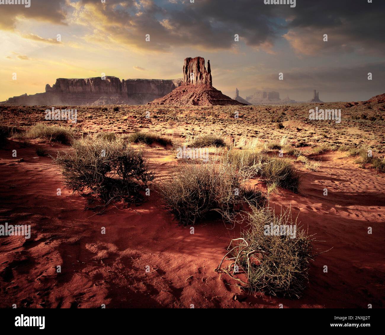 Ein Blick über trockene Navajo-Stammesgebiete und das West Mitten Monument Valley, Arizona. Stockfoto