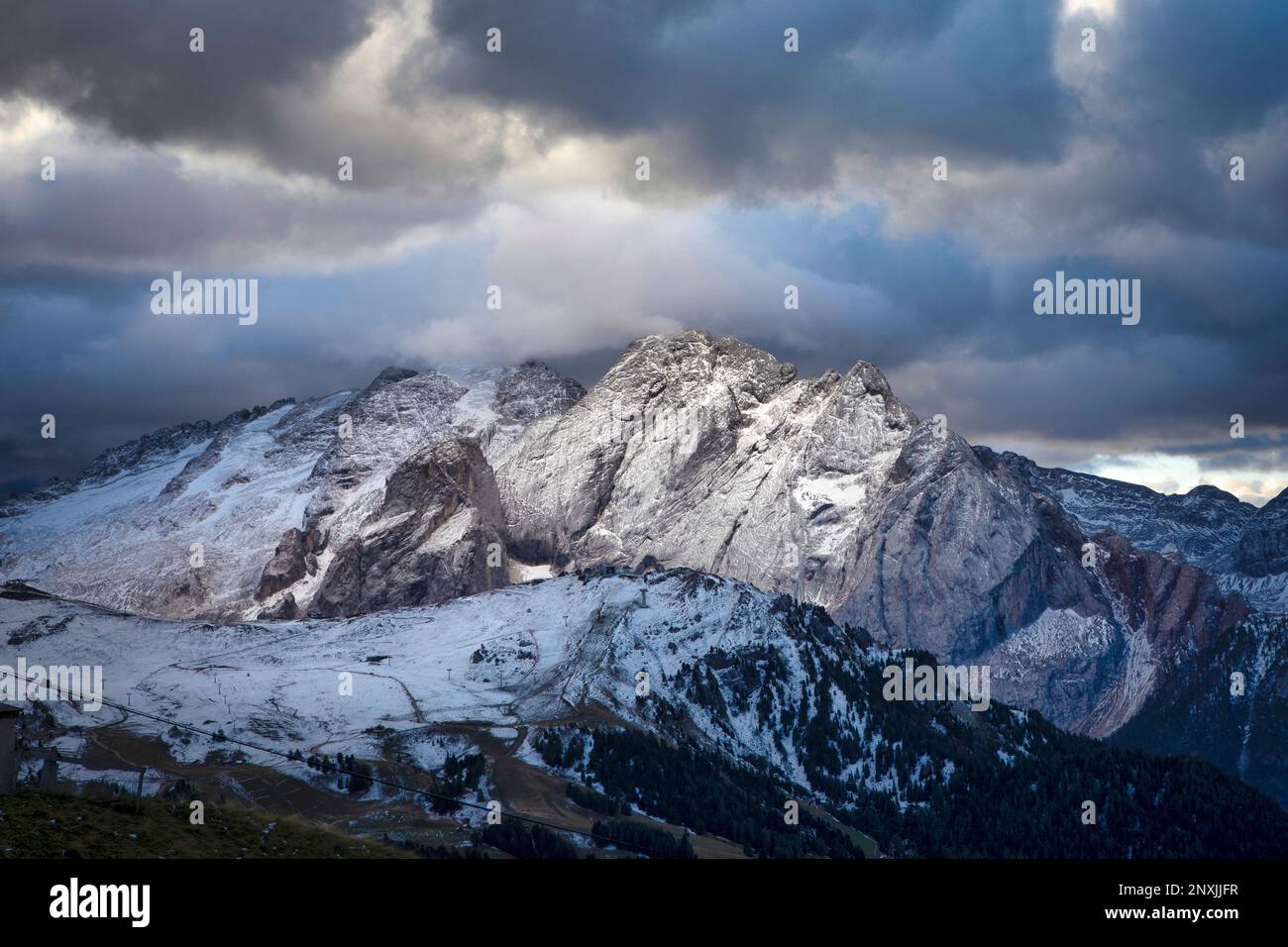 Der Frühherbstschnee deckt die Dolomiten Italiens rund um den Sella Pass ab. Stockfoto