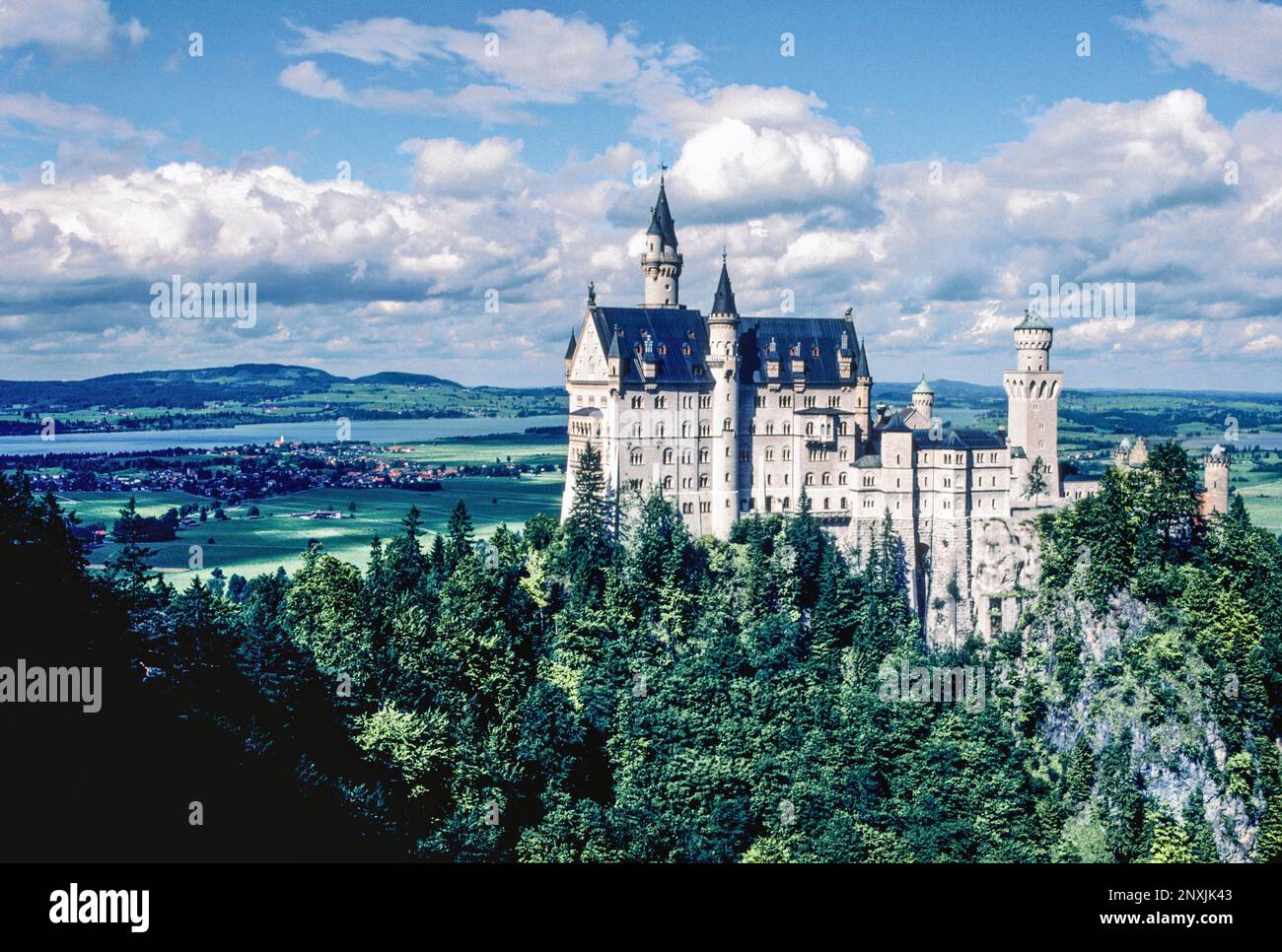 Schloss Neuschwanstein liegt hoch oben in den Ausläufern der Bayerischen Alpen bei Schwangau. Stockfoto