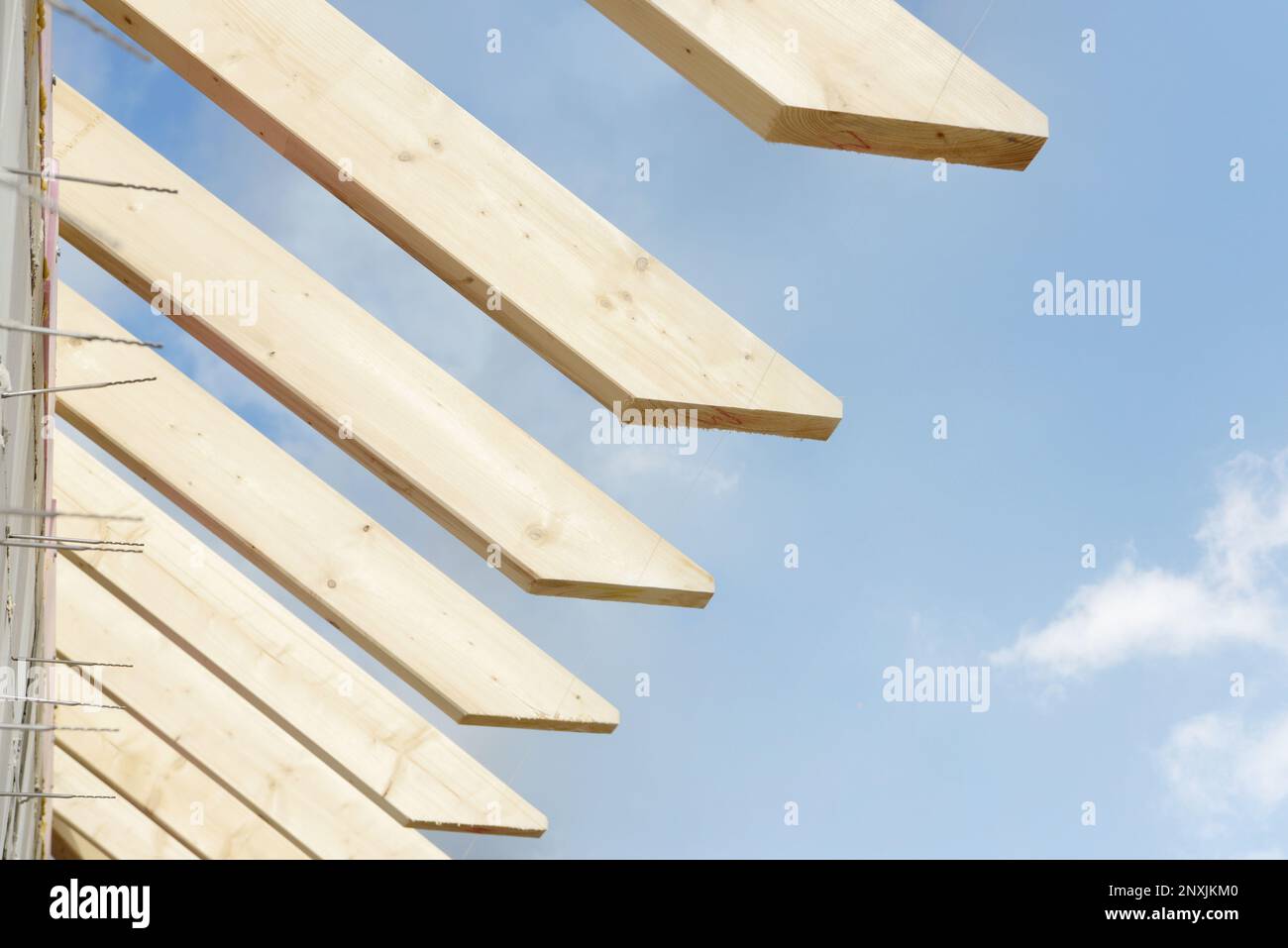 Detail des Holzdachträgers beim Bau eines neuen Hauses Stockfoto