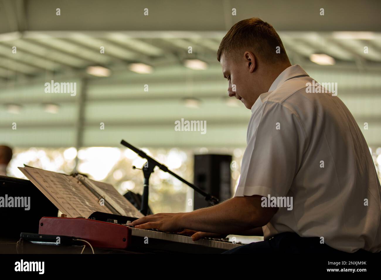 SPC. Josiah Jackson, ein Keyboard-Spieler in der Infantry Division Band 3., tritt am 8. Januar 2023 in Pictona in Holly Hills, Florida auf. Diese Aufführung war eine von mehreren Auftritten der Band in ganz Florida. Stockfoto