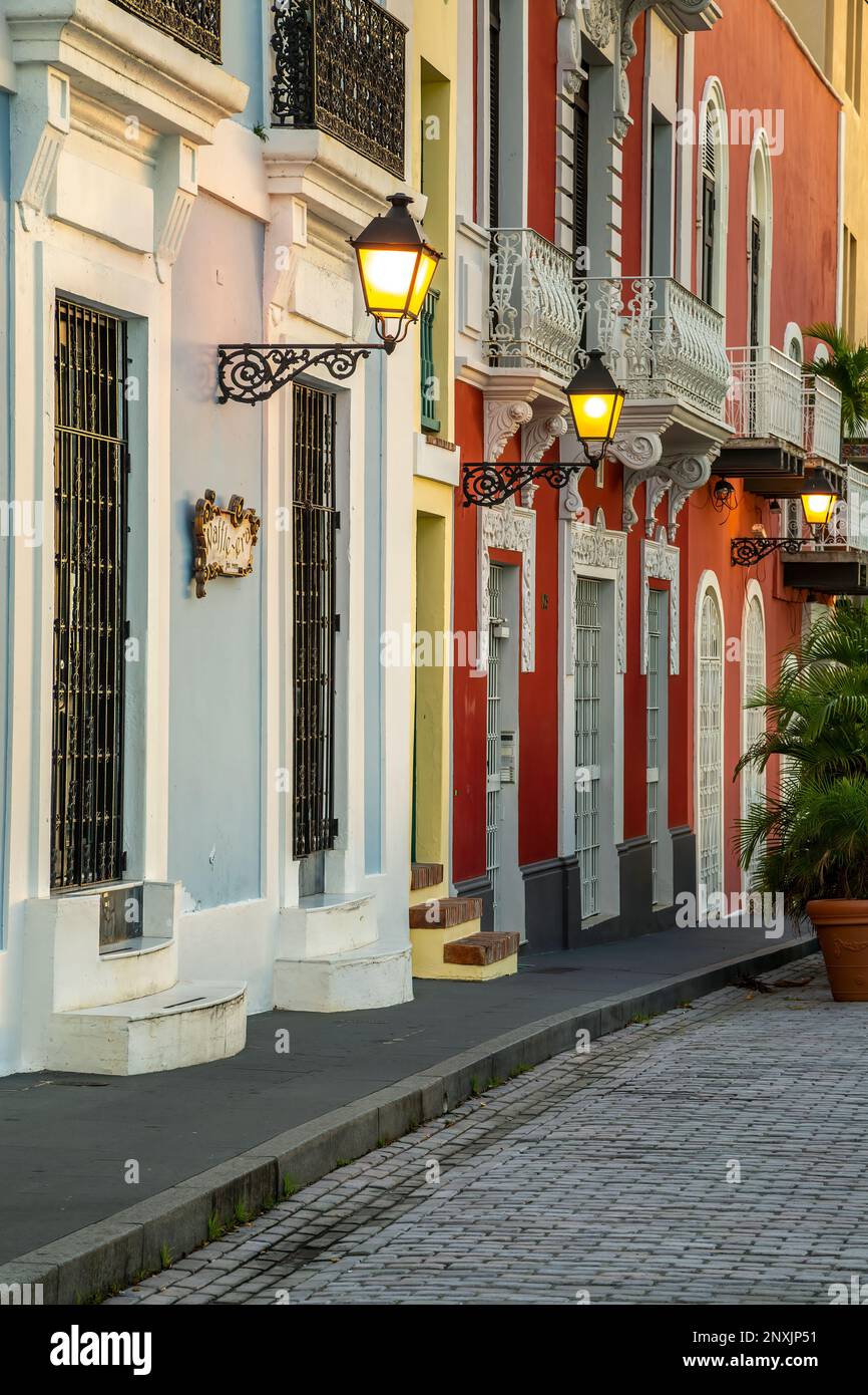 Farbenfrohe Fassaden und Lampen, Old San Juan, Puerto Rico Stockfoto