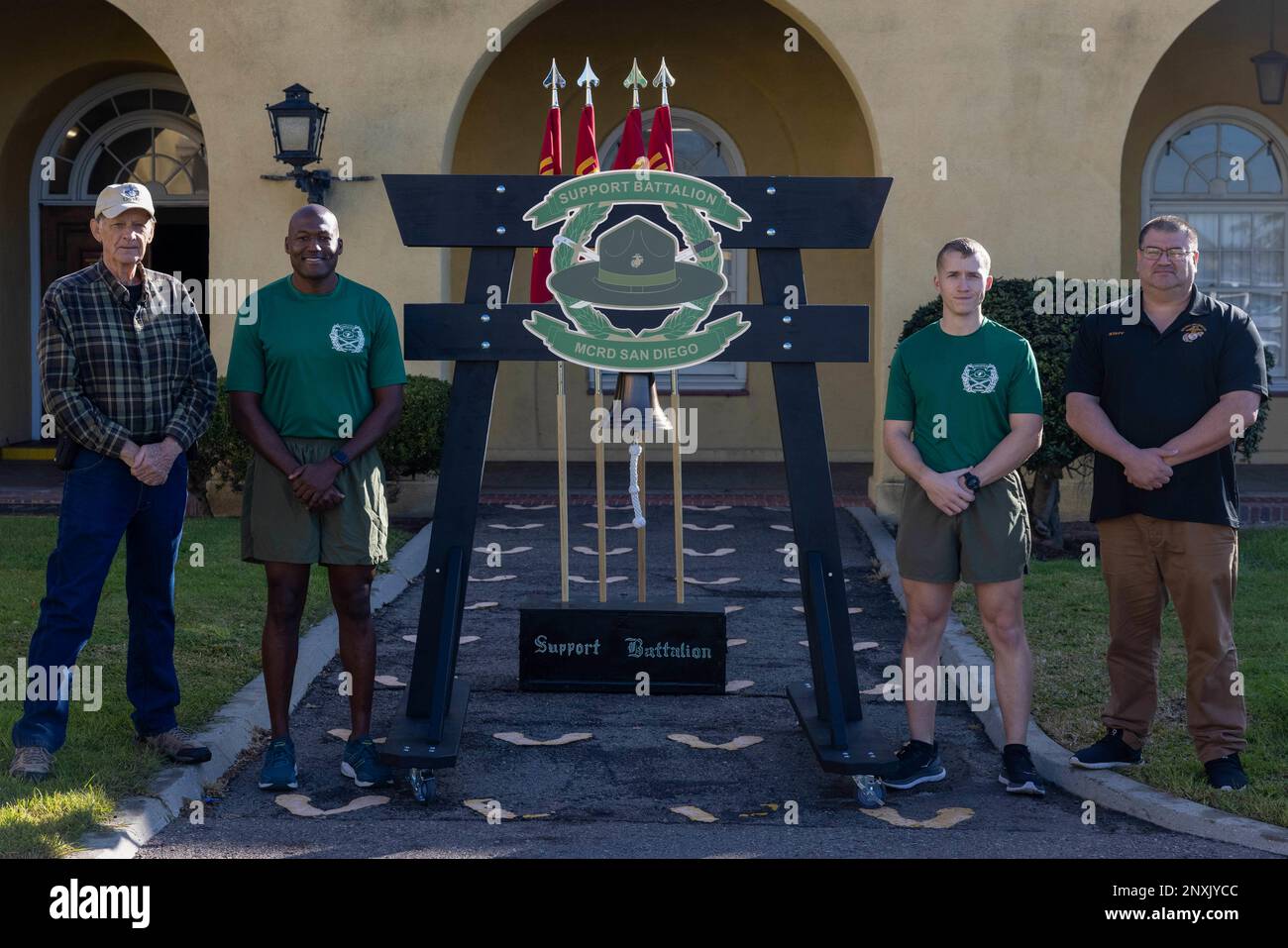 USA Marines mit Stützbattalion und Mitarbeiter des Marine Corps Recruit Depot (MCRD) Command Museum posieren für ein Foto während der Torii Bell Dedication for Support Battalion, Recruit Training Regiment, im MCRD San Diego, 19. Januar 2023. Ein japanischer Torii ist ein traditionelles Tor, das symbolisch den Übergang vom gewöhnlichen zum Heiligen markiert. Das Klingeln des Bataillons Torii Bells während des Moto Run der Marine Company ist seit Jahrzehnten Tradition. Stockfoto