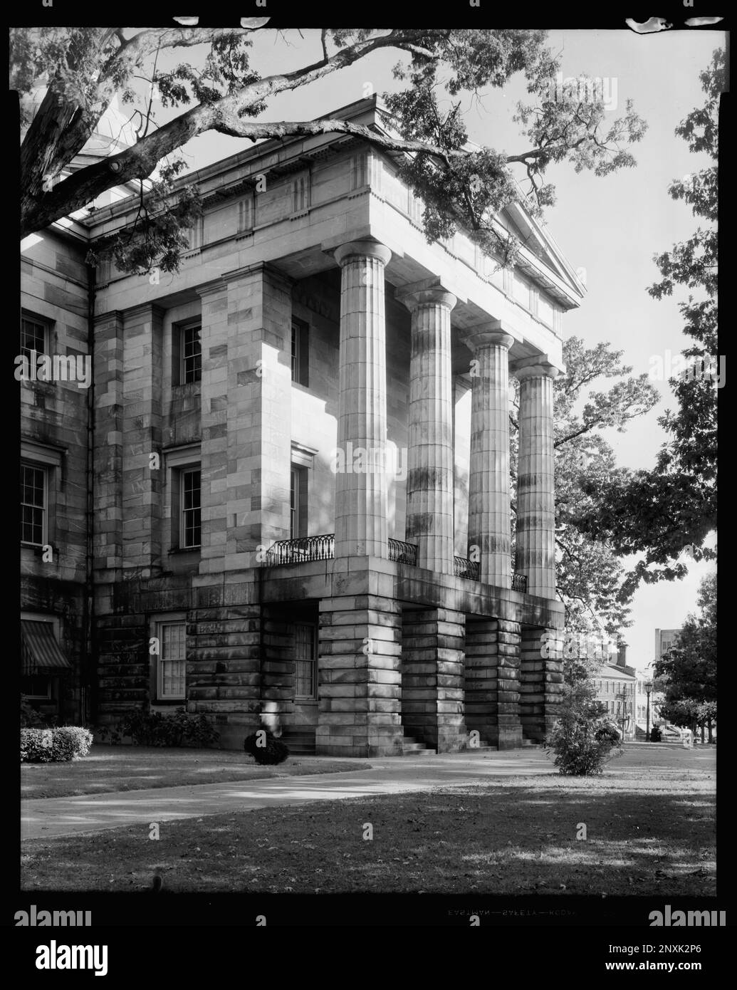 State Capitol, Raleigh, Wake County, North Carolina. Carnegie Survey of the Architecture of the South (Carnegie-Umfrage zur Architektur des Südens). United States North Carolina Wake County Raleigh, Capitols, Säulen, Porticoes, Porches. Stockfoto
