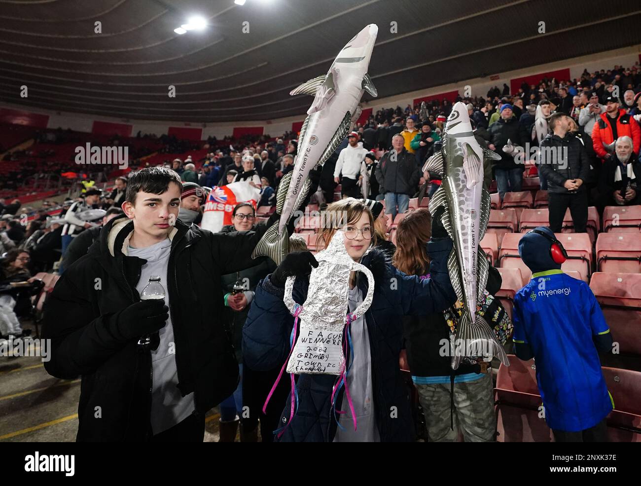 Grimsby Town Fans halten beim fünften Spiel des Emirates FA Cup in St. aufblasbare Fische auf den Tribünen Mary's Stadium, Southampton. Bilddatum: Mittwoch, 1. März 2023. Stockfoto