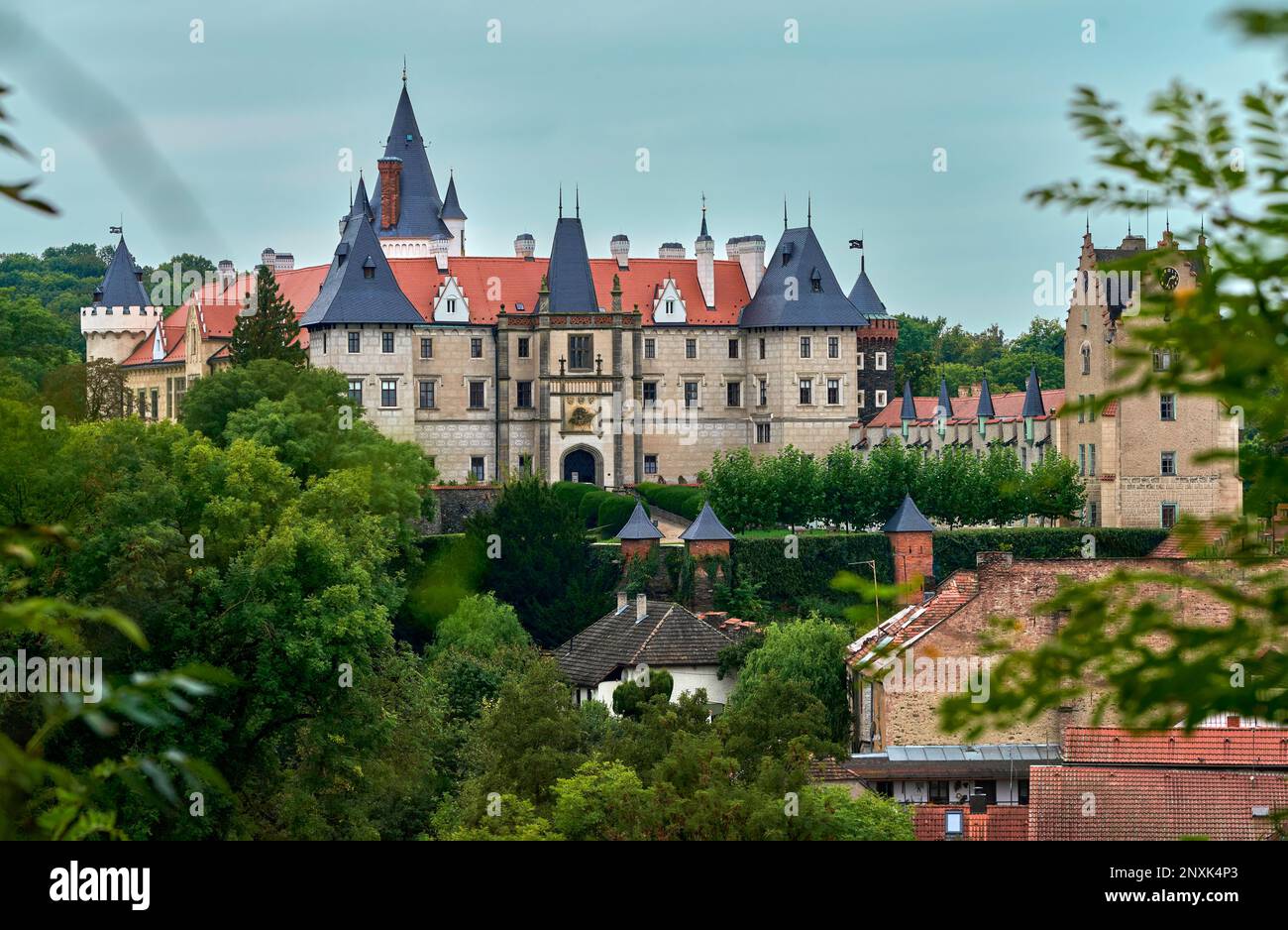 Blick auf das Schloss Zleby an einem bewölkten Tag. Tschechische Republik Stockfoto