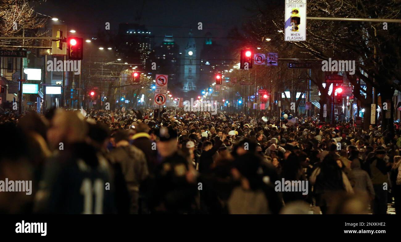 Eagles fans in South Philadelphia celebrate after the Eagles defeated the Patriots to win Super Bowl LII 2018 on February 4, 2018. (Elizabeth Robertson/The Philadelphia Inquirer via AP) Stockfoto