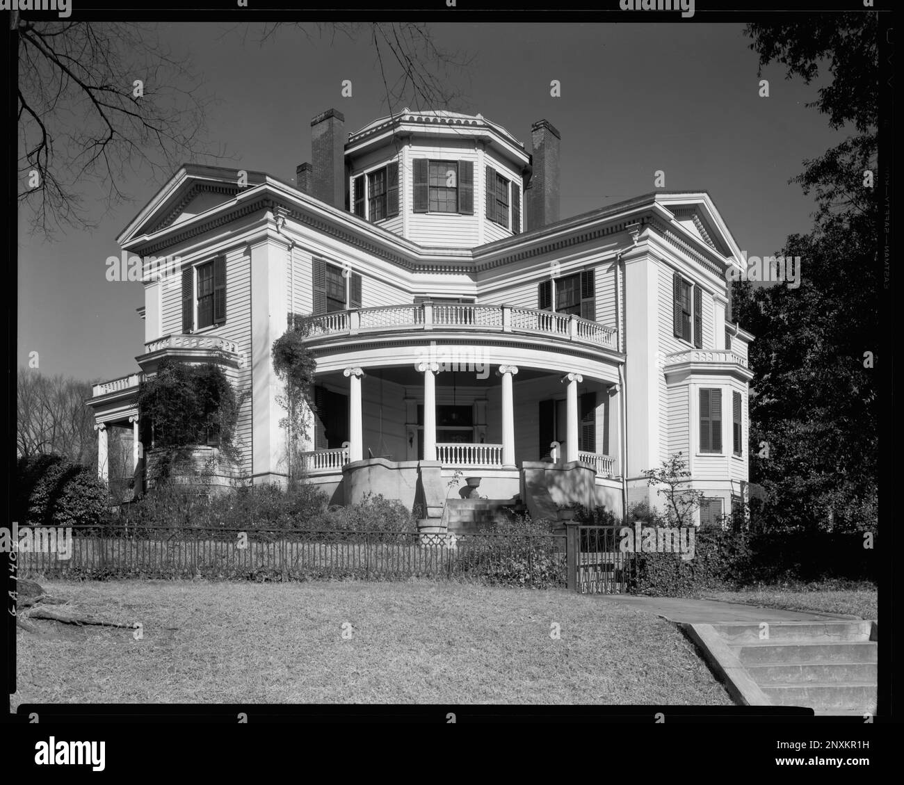 Raines Miller Carmichael House, Macon, Bibb County, Georgia. Carnegie Survey of the Architecture of the South (Carnegie-Umfrage zur Architektur des Südens). Vereinigte Staaten, Georgia, Bibb County, Macon, Häuser, Säulen, Porches, Capitals, Columns. Stockfoto Raines Miller Carmichael House, Macon, Bibb County, Georgia. Carnegie Survey of the Architecture of the South (Carnegie-Umfrage zur Architektur des Südens). Vereinigte Staaten, Georgia, Bibb County, Macon, Häuser, Säulen, Porches, Capitals, Columns. Stockfoto
