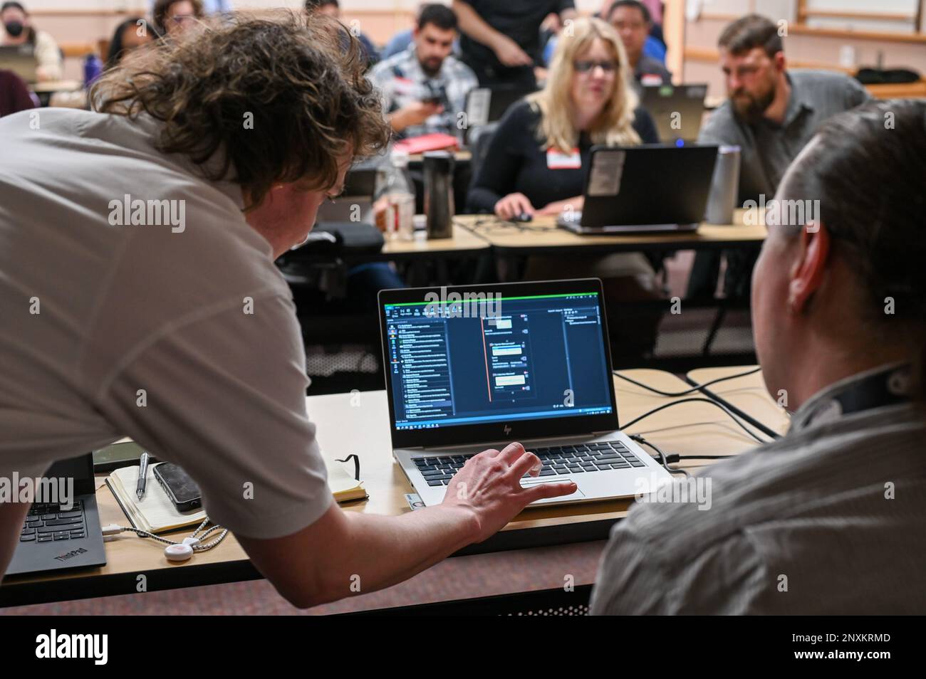 Evan Roberts, Entwickler von Robotic Process Automation im Department of the Air Force bot Team, und Samuel Keniry, Kommandosekretär des 412. Force Support Squadron, rufen einen automatisierten bot auf, den sie mit dem UiPath-Softwareprogramm erstellt haben, als Beispiel für die Besucher des Luftwaffenstützpunkts Edwards, Kalifornien, Feb. 7, 2023. Die von den Teilnehmern der RPA Roadshow verwendete Software hieß UiPath, die in Europa und den USA zur Automatisierung von Prozessen weit verbreitet ist. Stockfoto