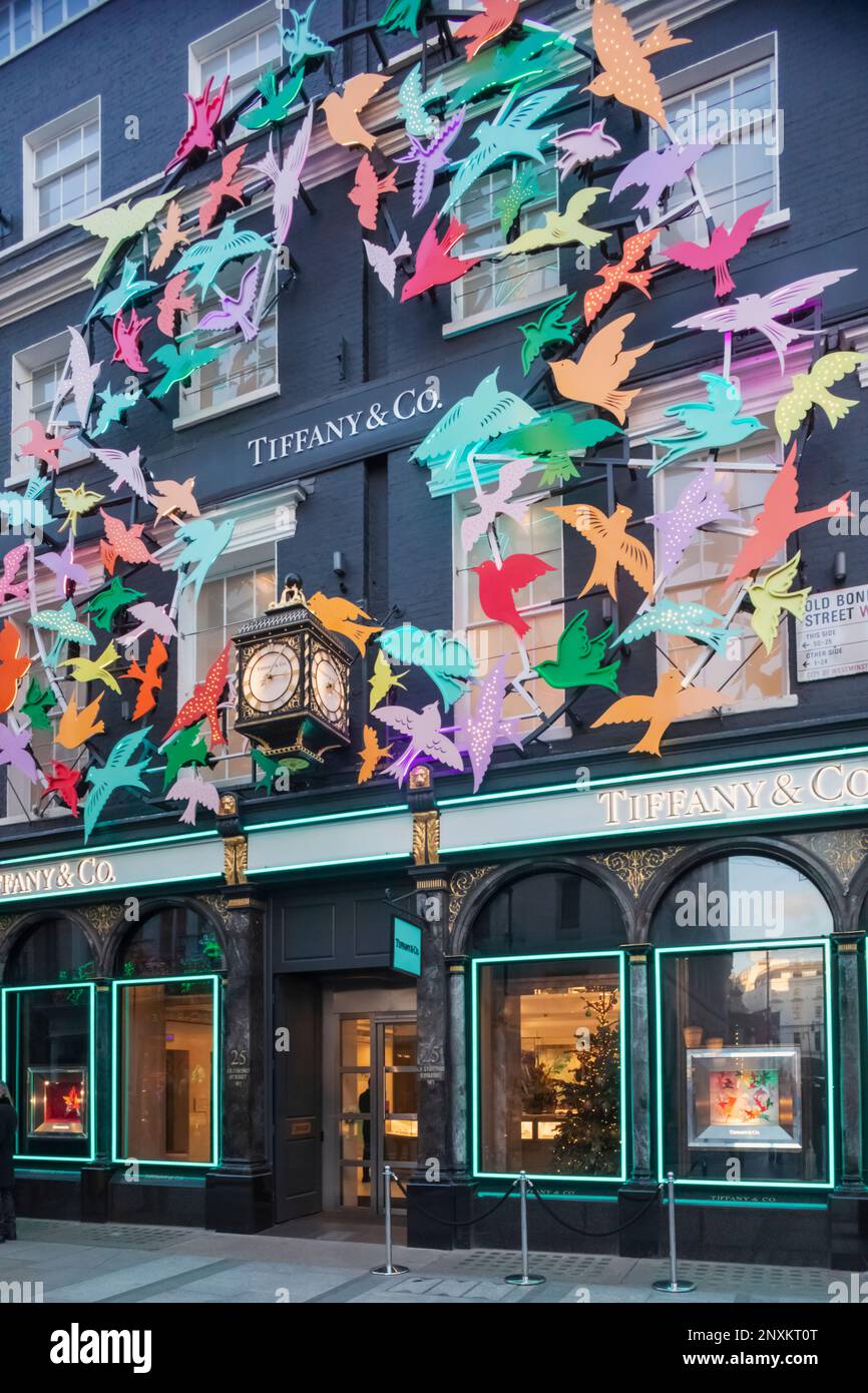 England, London, Piccadilly, New Bond Street, Außenfassade mit Blick auf Tiffany & Co Store mit Weihnachtsdekorationen Stockfoto