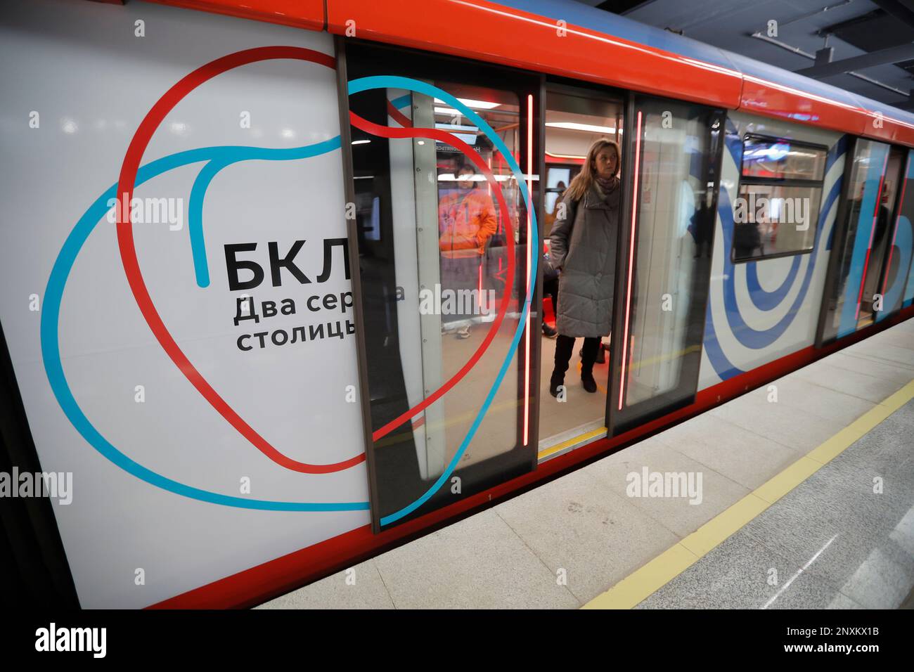 Moskau, Russland. 1. März 2023. Ein Logo der Big Circle Line ist am 1. März 2023 in einem Zug in Moskau, Russland, zu sehen. Moskau eröffnete am Mittwoch die 70 km lange Big Circle Line (BCL), die längste U-Bahn-Linie der Welt. Kredit: Alexander Zemlianichenko Jr/Xinhua/Alamy Live News Stockfoto