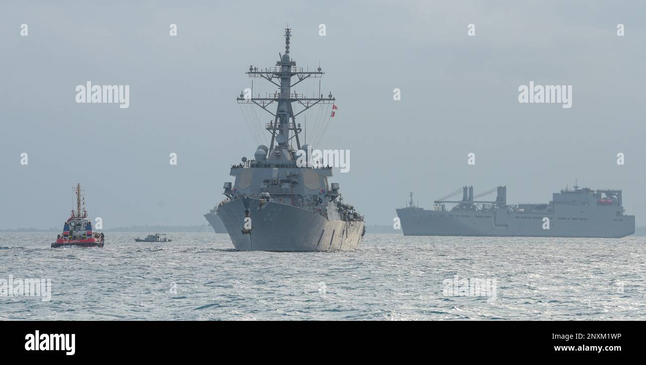 230211-N-EJ241-1044 der Arleigh-Burke-Klasse-Guided-Raketen-Zerstörer USS Paul Hamilton (DDG 60) trifft am 11. Februar 2023 in Diego Garcia zu einem geplanten Hafenbesuch ein. Der Besuch unterstrich die strategische Bedeutung von Diego Garcia für ein dauerhaft freies und offenes Indo-Pacific, indem er Präsenz ermöglicht, den Zugang sicherstellt und das globale Gemeingut verteidigt. Paul Hamilton, Teil der Nimitz Carrier Strike Group, gehört zur US-7.-Flotte und führt Routinevorgänge durch. Stockfoto