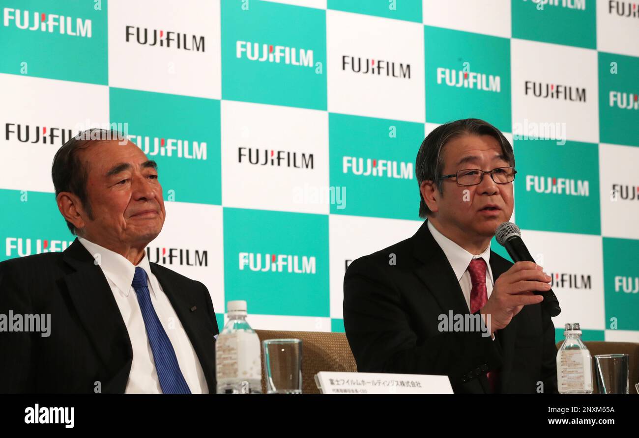 Japan's Fujifilm Holdings Corporation's Chairman Shigetaka Komori(L) and President Kenji Sukeno attend a press conference in Tokyo on Jan.31, 2018. Fujifilm announced that Fujifilm and Xerox Corporation agreed to combine Fuji Xerox and Xerox and Fujifilm would own 50.1% stake of the combined company.( The Yomiuri Shimbun via AP Images ) Stockfoto