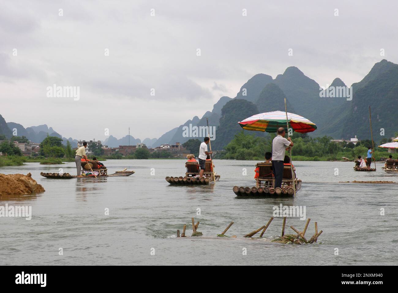 Schifffahrt auf dem Fluss, Yangshuo Fluss, Guangxi Region, Guilin, China Stockfoto