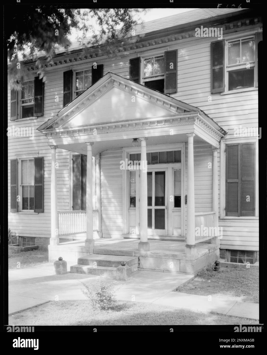 Wachposten, Eingangsveranda, Fredericksburg, Virginia. Carnegie Survey of the Architecture of the South (Carnegie-Umfrage zur Architektur des Südens). United States Virginia Fredericksburg, Türen und Türöffnungen, Pedimente, Porches. Stockfoto