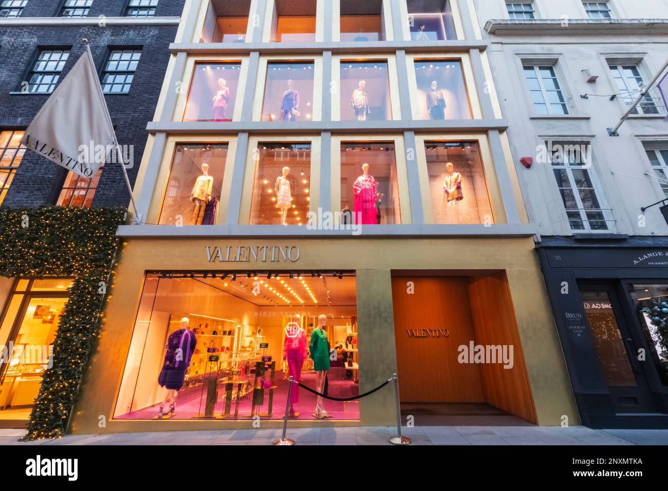 England, London, Piccadilly, New Bond Street, Außenfassade mit Blick auf Valentino Store Stockfoto