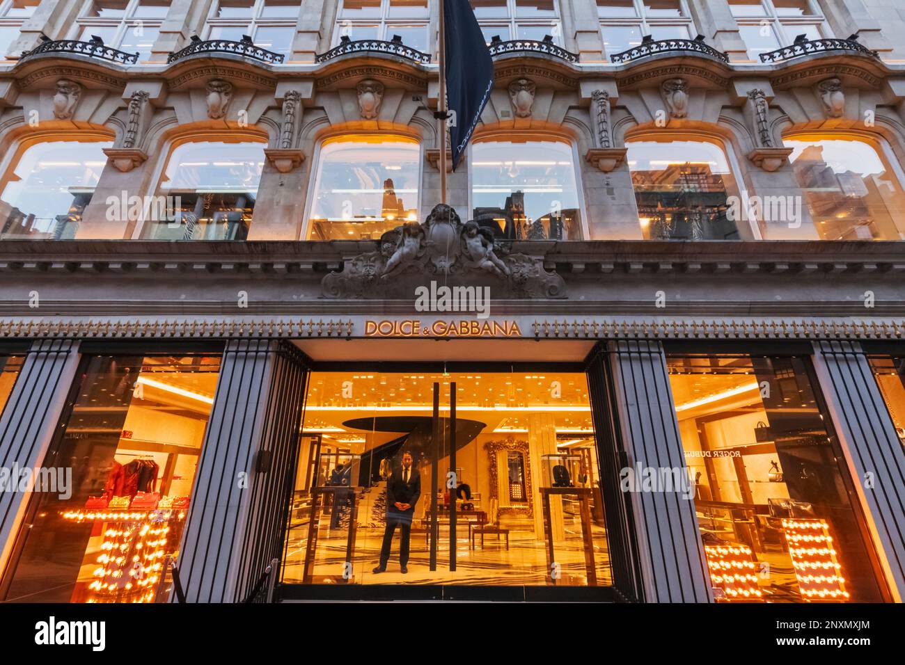 England, London, Piccadilly, New Bond Street, Außenfassade mit Blick auf Dolce & Gabbana Store Stockfoto