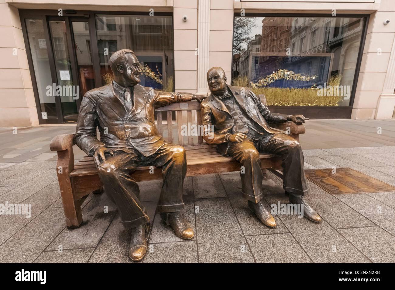 England, London, Piccadilly, New Bond Street, Bronze Sculpture of Churchill und Roosevelt mit dem Titel „Allies“ von Lawrence Holofcener Stockfoto